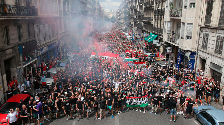 Így vonultak végig a magyar szurkolók a Soho Party slágerét énekelve Marseille utcáin a 2016-os foci Eb idején /Fotó: MTI - Ilyés Tibor