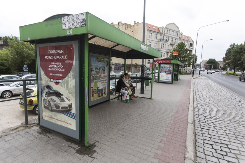 Na przystanku  w Poznaniu zasłabł mężczyzna. Na karektę czekano ponad dwie godziny