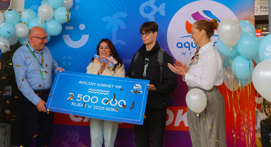 Od lewej wiceprezes Aquaparku Wrocław Artur Siewierski, Natalia Dashko z synem Maksimem oraz dyrektor działu marketingu - Aneta Rawecka.