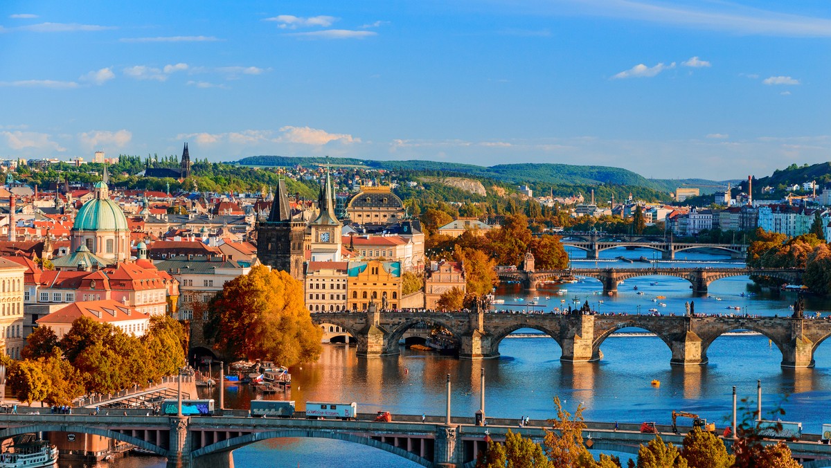 PRAGA widok m.in. na słynny most Karola na Wełtawie – najdłuższej rzece w Czechach.