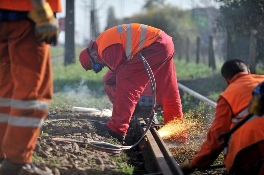 Pęknięte tory tramwajowe na Aleksandrowskiej w Łodzi