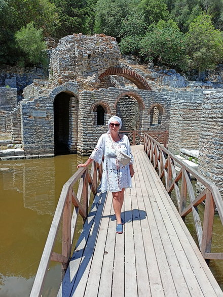 Butrint - Agora, w tle skarbiec