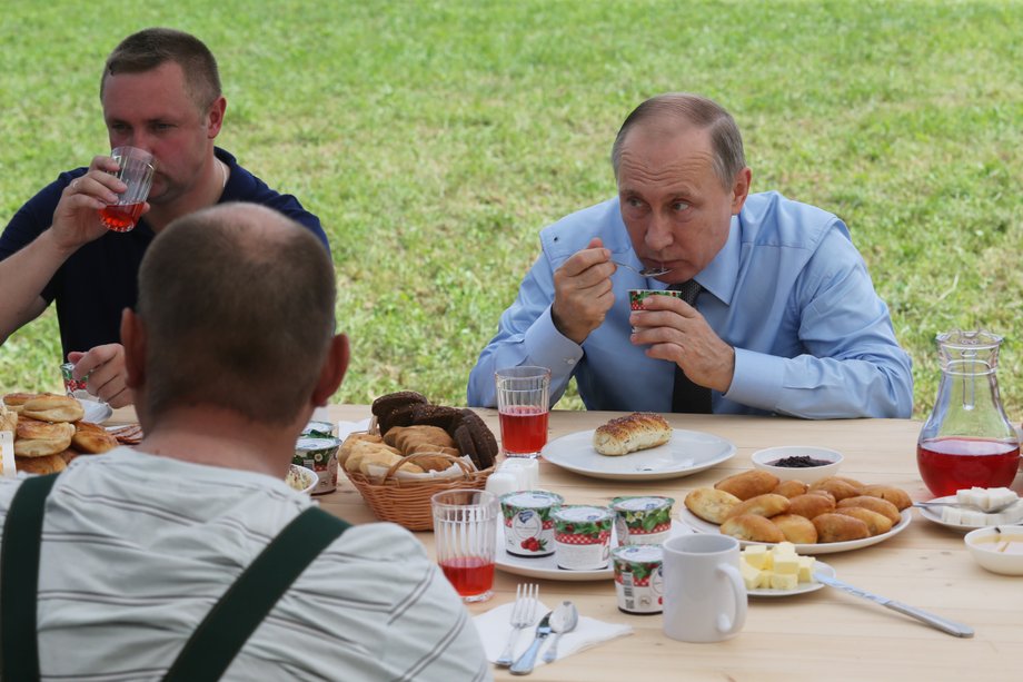 Władimir Putin je jogurt podczas spotkania z rolnikami w 2016 r. Najpewniej jogurt został wcześniej skosztowany przez testera jedzenia prezydenta Rosji.