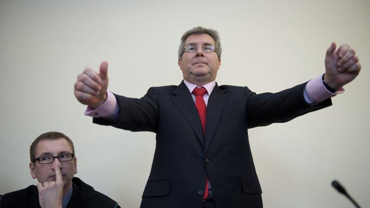 Czarnecki w sądzie, rączki rozłożone