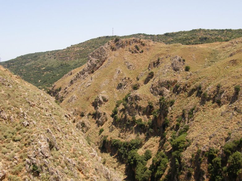 Na dole przebiega wąwóz Topolia Gorge