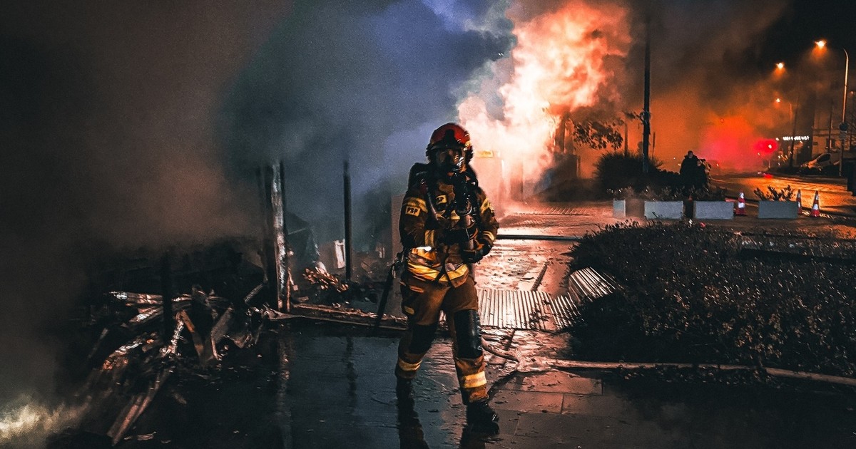 Pożar w Zagórzu. Na miejscu są dziesiątki strażaków. Zawalił się dach