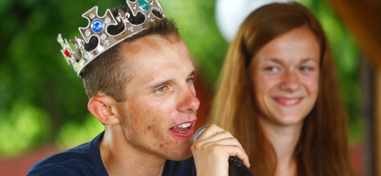 Rafał Majka został królem. W rodzinnej wsi założyli mu koronę. ZDJĘCIA