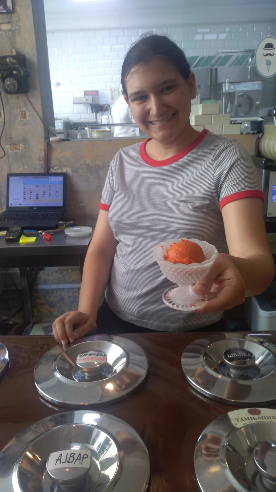 Natalija sa sladoledom od ajvara