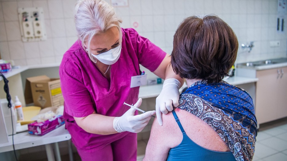 A Dél-pesti Centrumkórház egyik dolgozója megkapja a koronavírus elleni oltóanyagot / Fotó: MTI/Balogh Zoltán