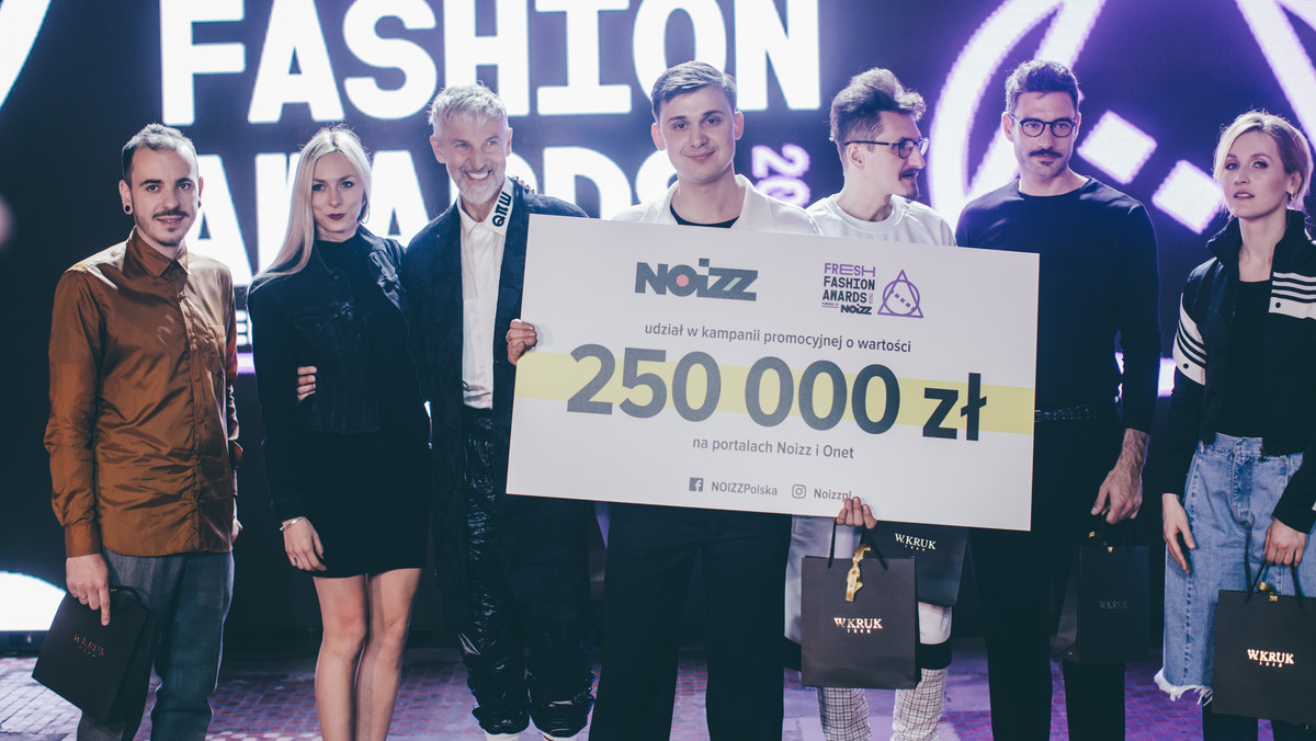 We wtorek 10 kwietnia, w Drukarni Praskiej w Warszawie, odbyła się finałowa gala drugiej edycji konkursu FRESH FASHION AWARDS powered by NOIZZ. Swoje kolekcje zaprezentowała na wybiegu trójka finalistów: Girl Little Boy, Karolina Miko i NEIGE. Podczas gali ogłoszono zwycięzców w kategorii moda oraz akcesoria. Gościem specjalnym FRESH FASHION AWARDS była ukraińska projektantka Ksenia Schnaider.