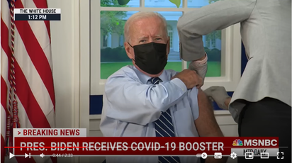 Biden kamerák előtt vette fel a harmadik, emlékeztető oltását