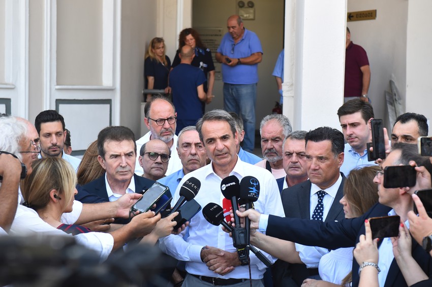 Grčki premijer Kirijakos Micotakis obraća se medijima nakon posete povređenim članovima vladajuće konzervativne stranke Nova demokratija u bolnici u Solunu,
