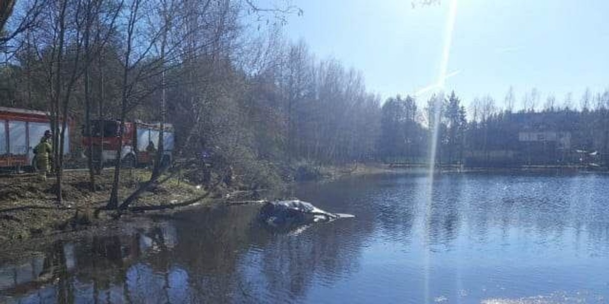 Młoda kobieta wypadła samochodem z drogi i wpadła do stawu.