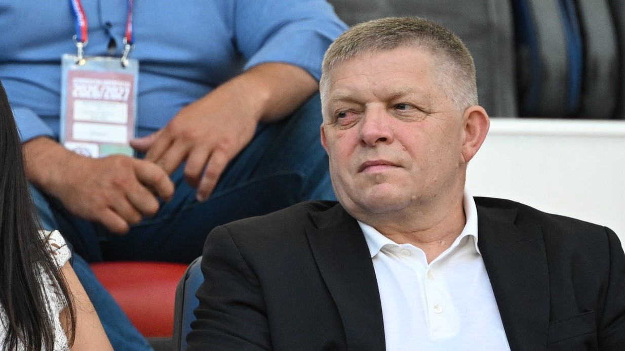 Robert Fico s priateľkou na futbale v Splite. 