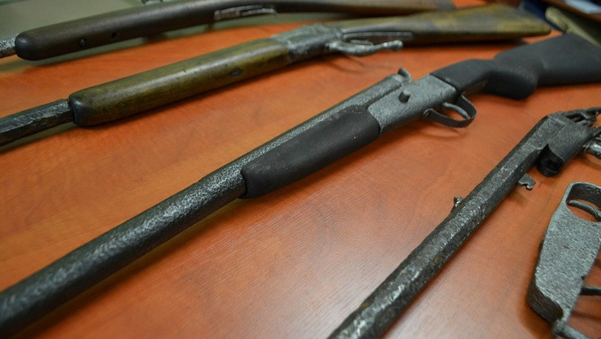 Mieszkaniec Poznania w swoim domu przechowywał siedem karabinów. Broń wzorowana jest na XIX wiek. Biegli wyjaśnią, czy mężczyzna posiadał broń palną nielegalnie. Gdyby podejrzenia się potwierdziły, "kolekcjoner" może pójść na osiem lat do więzienia.