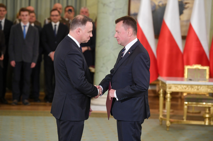 Prezydent RP Andrzej Duda i powołany do rangi wicepremiera minister obrony narodowej Mariusz Błaszczak