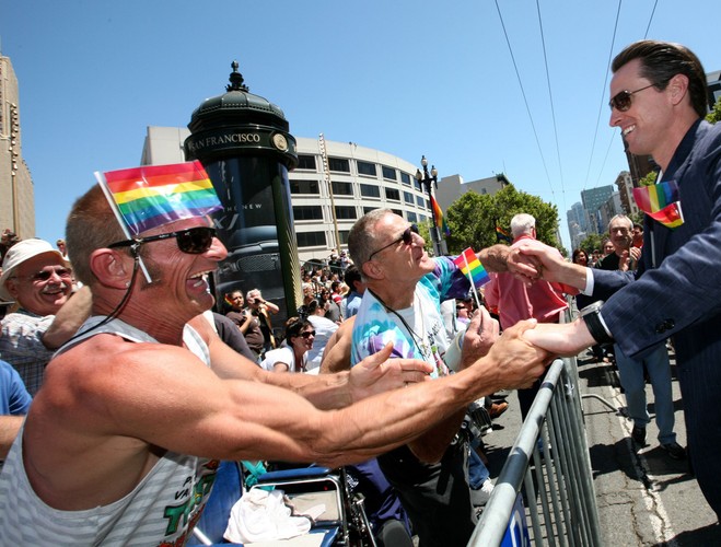 Tak jak sowiecka Moskwa była punktem odniesienia dla komunizującej części zachodniej młodzieży, tak obecnie Putin liczy na wsparcie europejskich konserwatystów, którym nie podoba się zachodni permisywizm, formalizacja związków homoseksualnych czy swoboda obyczajowa, sprowadzane do słowa „Gejropa”. Rosja ze swoich potępieniem dla tego typu przejawów „zgnilizny moralnej” dla części europrawicy stała się atrakcyjnym modelem władzy, nie tracąc przy okazji tradycyjnej sympatii części środowisk lewicowych. Moskwa odwzajemnia się finansowym wsparciem francuskiego Frontu Narodowego i zaproszeniami na lityczne kongresy dla liderów ugrupowań w rodzaju greckiego Złotego Świtu, wobec którego retoryczny antyfaszyzm Kremla nie jest stosowany. Nie dziwią egzotyczne sojusze, jak w polskiej Zmianie, która połączyła komunistów z aktywistami skrajnie prawicowej Falangi.