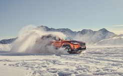 BMW X1 z napędem xDrive daje popis. Na prądzie i paliwie wjedzie nawet na lodowiec