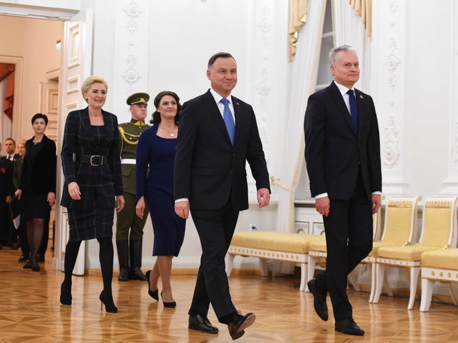 Andrzej Duda i Agata Kornhauser-Duda oraz Gitanas Nauseda i Diana Nausediene