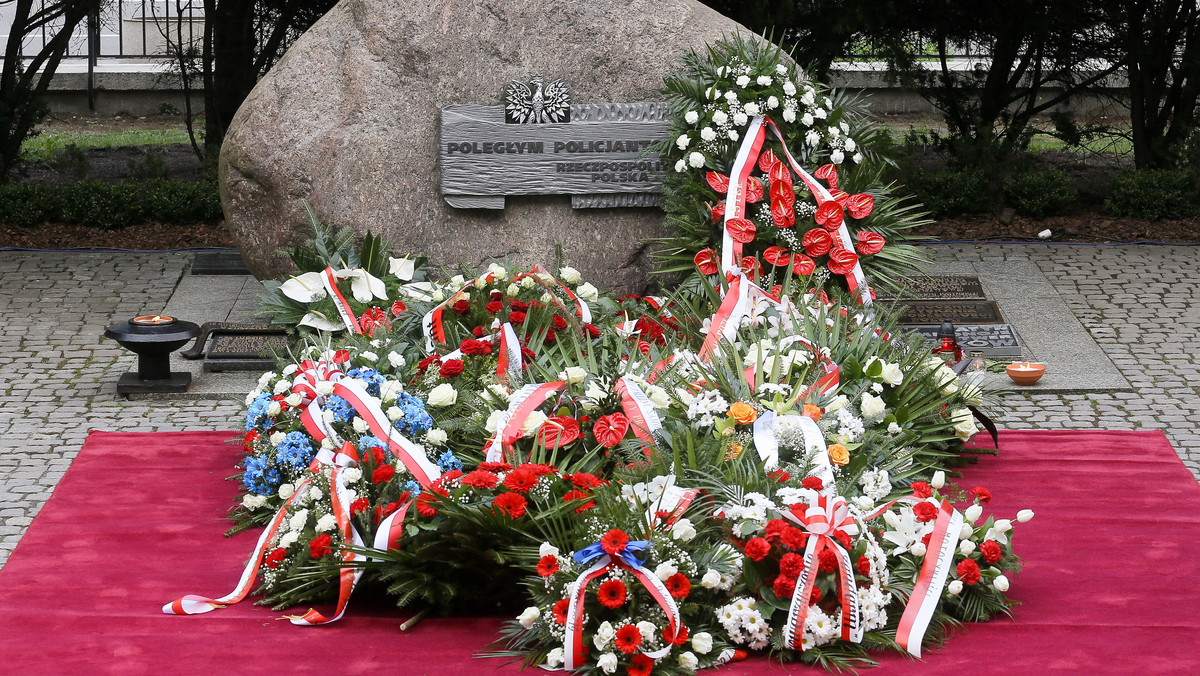 Mszą św., apelem pamięci i złożeniem kwiatów pod pomnikiem Ofiar Katynia i Sybiru uczczono w środę w Poznaniu 76. rocznicę zbrodni katyńskiej. Uczestnicy uroczystości upamiętnili także Polaków zesłanych na Sybir.