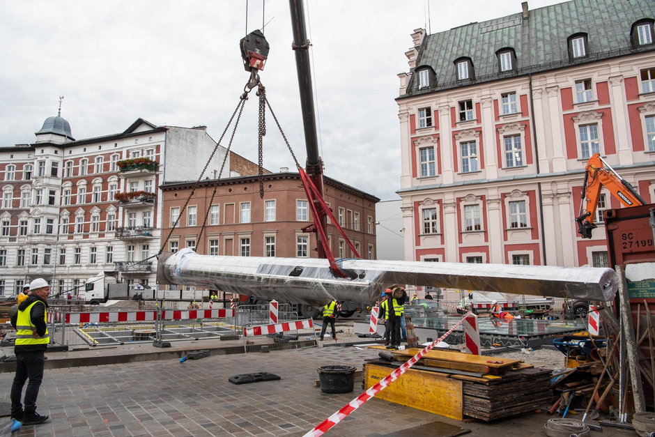 Zegar Historii stanął na placu Kolegiackim w Poznaniu