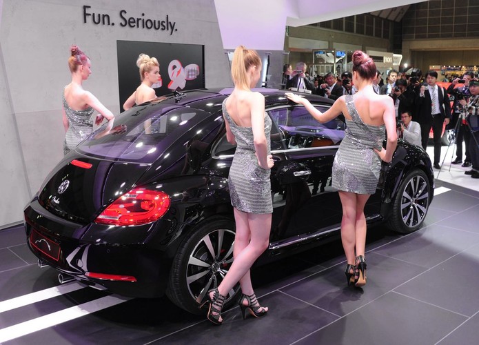 Salon samochodowy w Tokio - dziewczyny