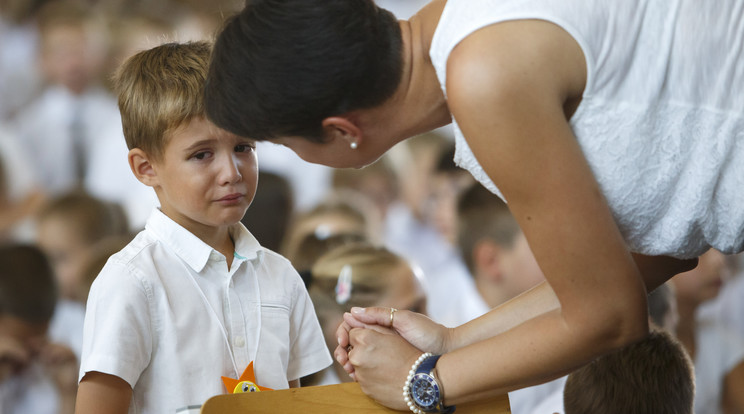 Könnyező tanítványát vigasztalja egy tanítónő a sárvári tanévnyitón / Fotó: MTI/Varga György