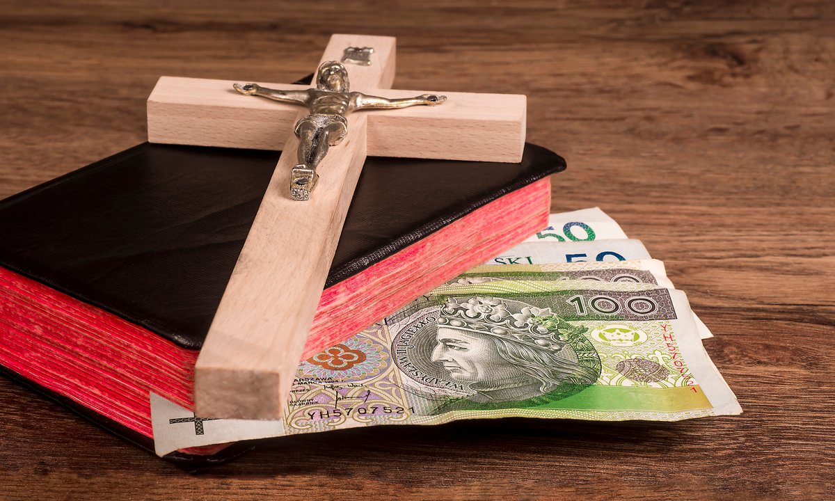 Tyle średnio Polacy dają do koperty po kolędzie. Mało czy dużo?