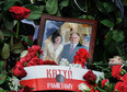 Polacy składają kwiaty pod Pałacem Prezydenckim