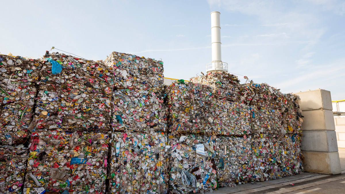 Polska radzi sobie najgorzej z ochroną środowiska ze wszystkich krajów Unii Europejskiej, ale nieoczekiwanie zajęła wysokie 6 miejsce w rankingu tak zwanych gospodarek o obiegu zamkniętym, czyli ponownie wykorzystujących odpady oraz ograniczających wyrzucanie śmieci pisze Ginger Hervey z POLITICO
