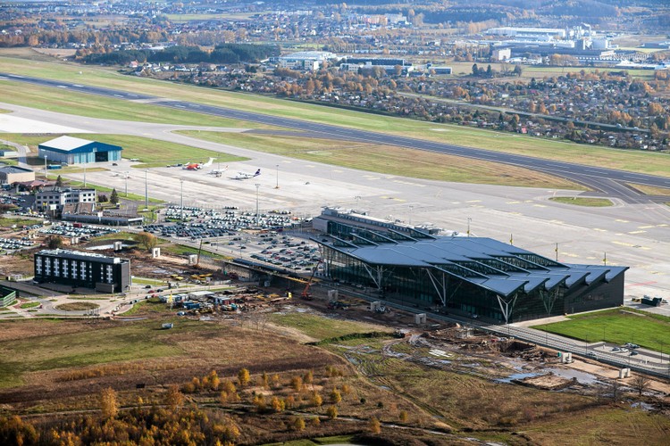 Port lotniczy Gdańsk im. Lecha Wałęsy<br> Jest pod względem liczby pasażerów trzecim największym lotniskiem w Polsce. Wyprzedza je lotnisko warszawskie oraz krakowskie Balice. Gdański port w 2012 roku obsłużył <b>2,9 mln pasażerów.</b>