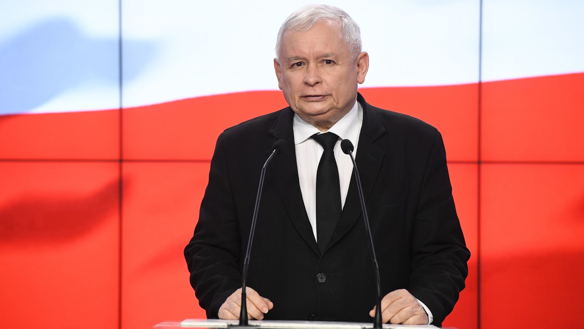 W sieci zawrzało po tym, jak Jarosław Kaczyński ogłosił złożenie projektu m.in. obniżającego pensje poselskie o 20 proc. i poinformował, że ministrowie i sekretarze stanu przekażą nagrody na cele społeczne. - PiS przestraszył się sondaży i działa w sposób chaotyczny - oceniła przewodnicząca Nowoczesnej Katarzyna Lubnauer.