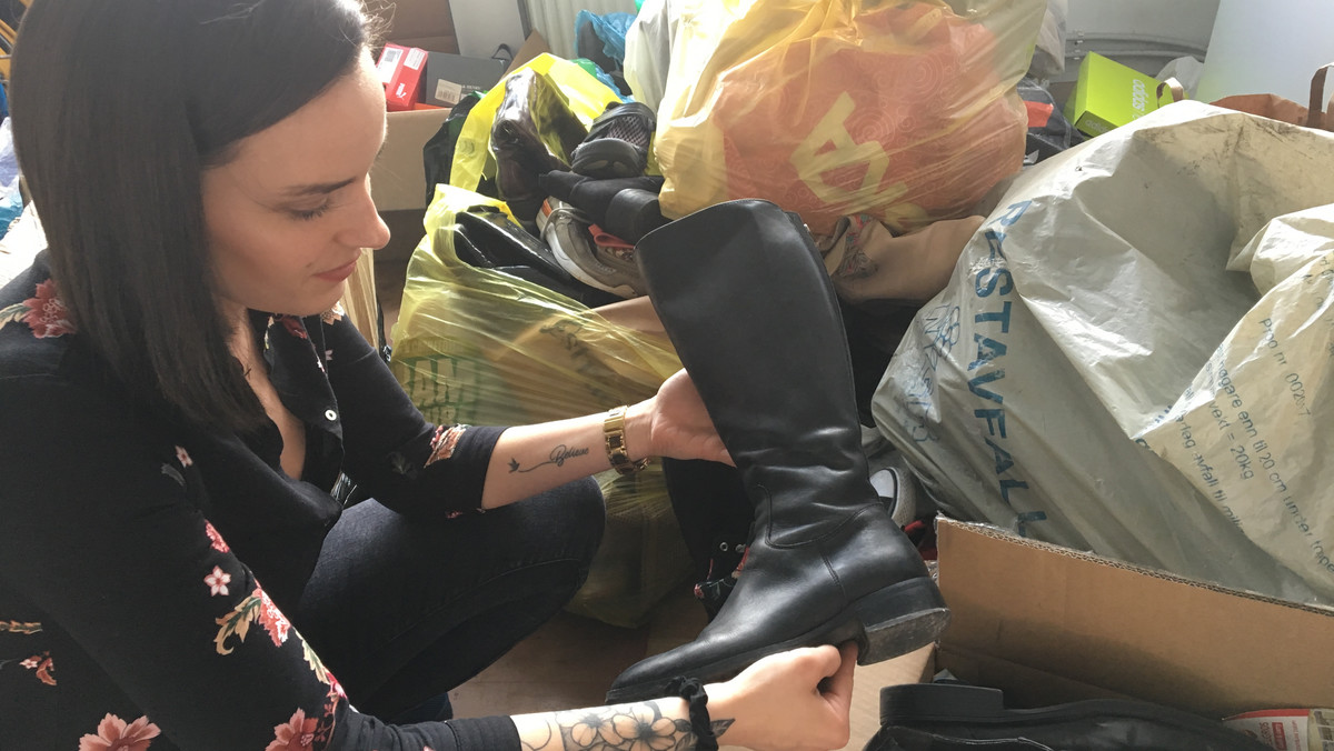 Wrocławska firma Pucybuty od roku za darmo odnawia buty spisane przez innych na straty, a następnie przekazuje je potrzebującym. W ten sposób do bezdomnych i domów dziecka trafiło ok. 15 tys. par butów, a w magazynie czeka już kolejny stos butów do renowacji.