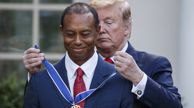 Donald Trump a legmagasabb polgári kitüntetést adományozta Tiger Woods golfozónak / Fotó: EPA/SHAWN THEW 