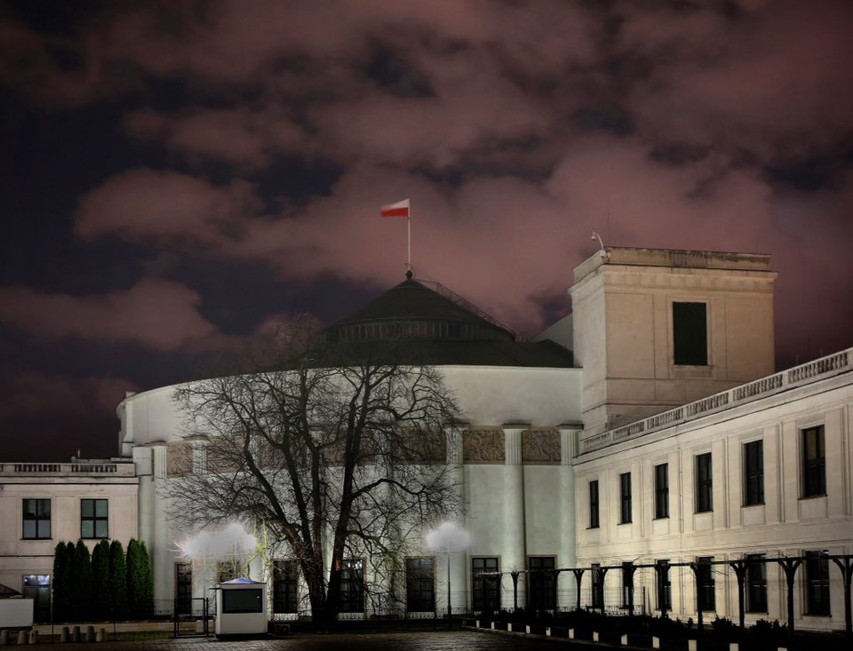 Sejm RP w Warszawie z wygaszoną kopułą