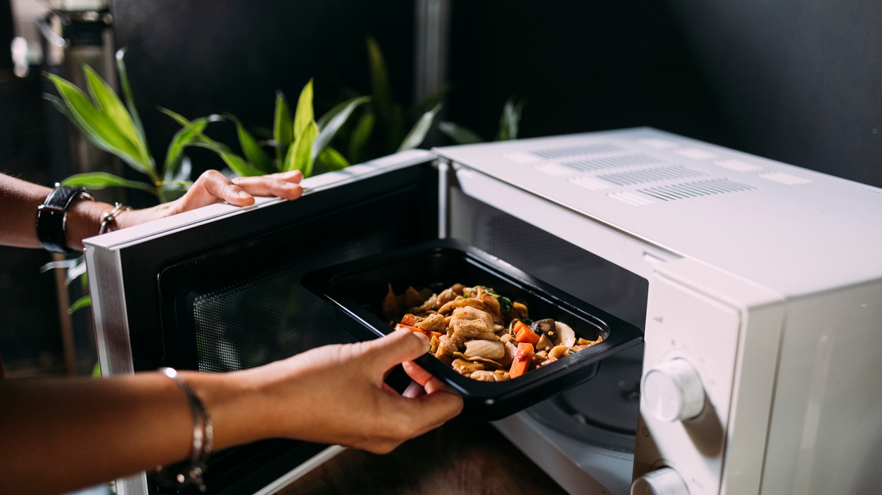 Najčastejšou chybou pri ohrievaní je umiestnenie jedla do stredu taniera. (Ilustračný obrázok)