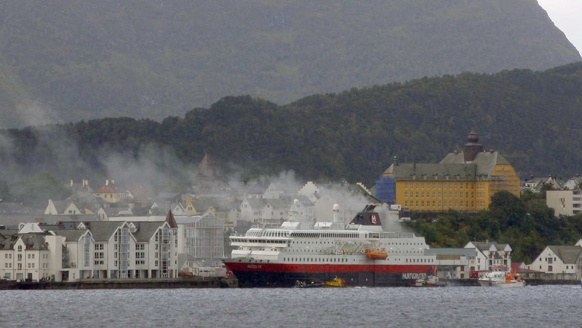 W maszynowi statku wycieczkowego MS Nordlys kursującego wzdłuż zachodnich i północnych wybrzeży Norwegii doszło rano do pożaru. Ze statku ewakuowano 106 osób, a do szpitala w Alesund przetransportowano cztery osoby. Na pokładzie były 262 osoby.