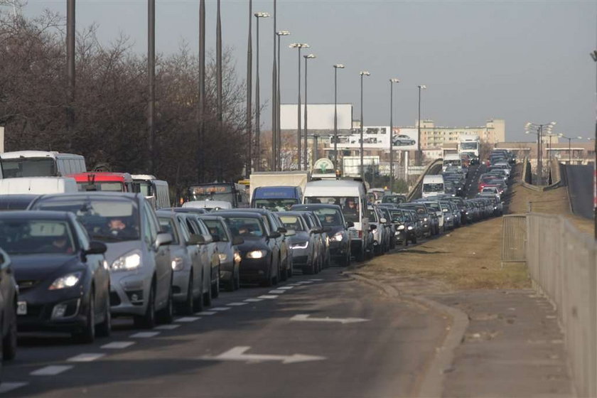 Przewrócony tir zablokował połowę Warszawy