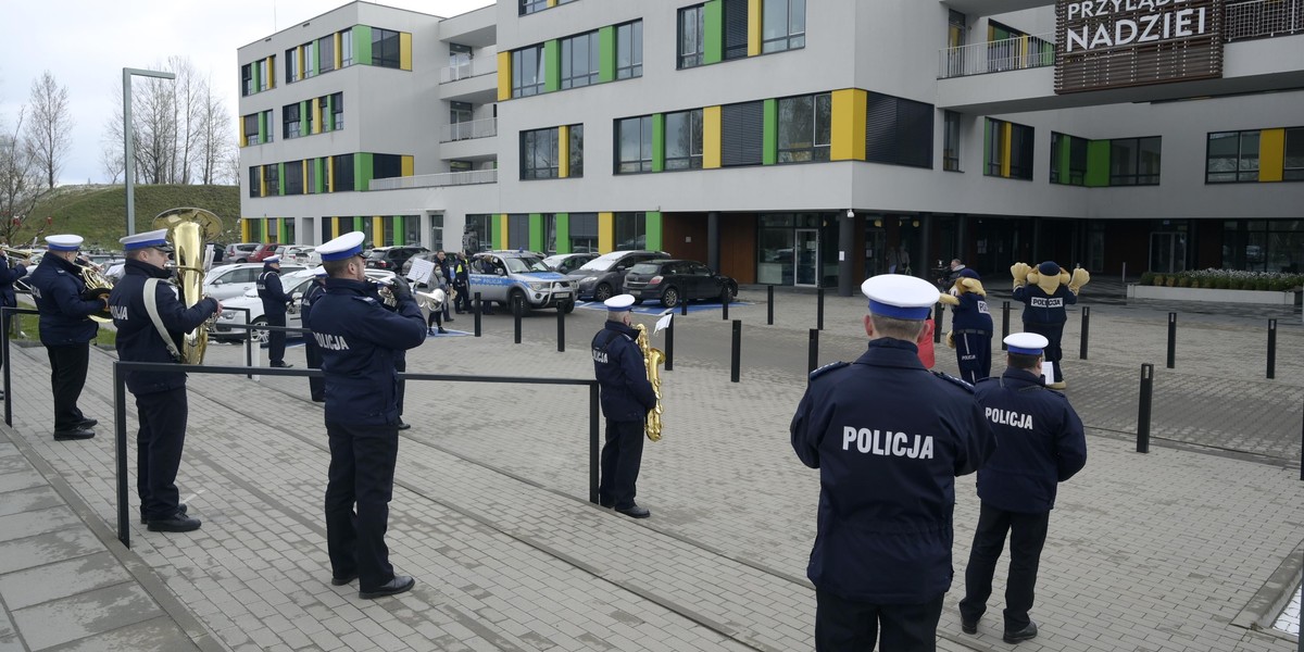 Policjanci zagrali chorym dzieciom pod oknami