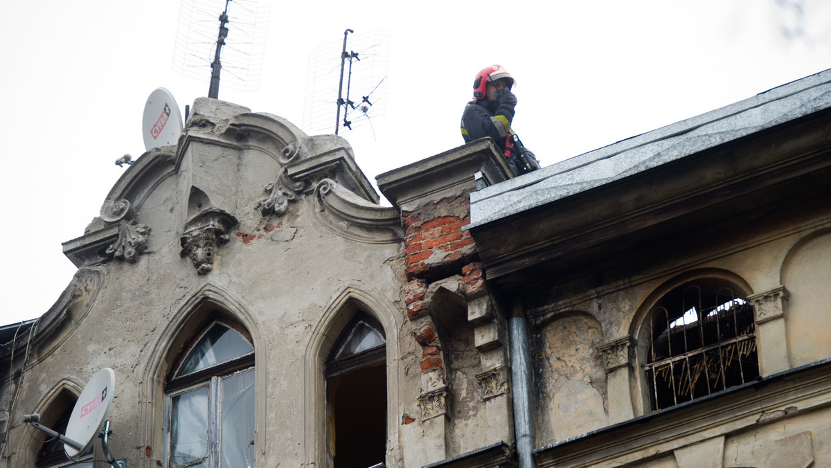 Jedna osoba zginęła w pożarze kamienicy, który wybuchł  rano w centrum Łodzi. Z budynku ewakuowano 15 lokatorów.