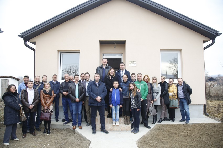 Maksimovići ispred nove kuće