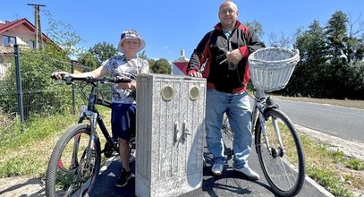 Kuriozalny widok w Nekli. Zalali to asfaltem na środku ścieżki rowerowej!