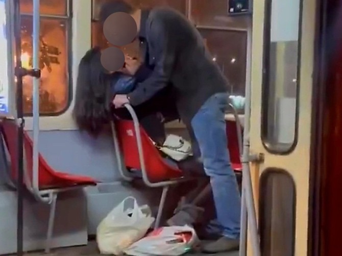 Jeziva situacija u beogradskom prevozu: Muškarac fizočki nasruo na ženu