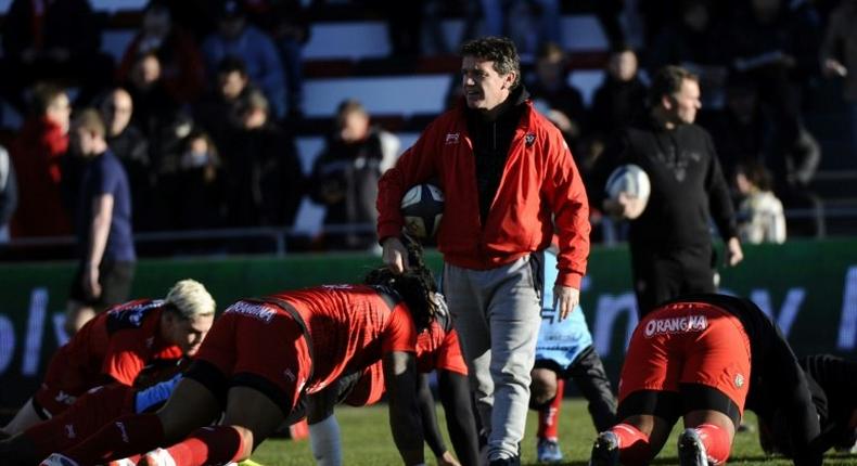 RC Toulon's head coach Mike Ford oversees a warm-up session prior to their European Rugby Champions Cup match against Sale Sharks, at the Mayol Stadium in Toulon, on January 15, 2017