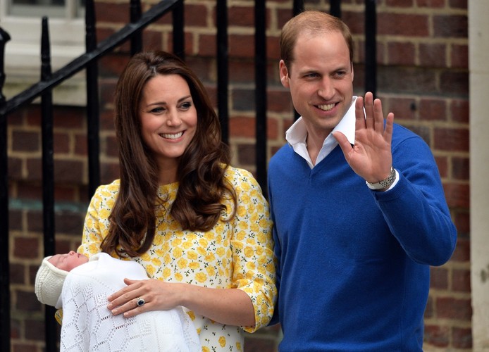 MAŁA BRYTYJSKA KSIĘŻNICZKA WYSZŁA ZE SZPITALA