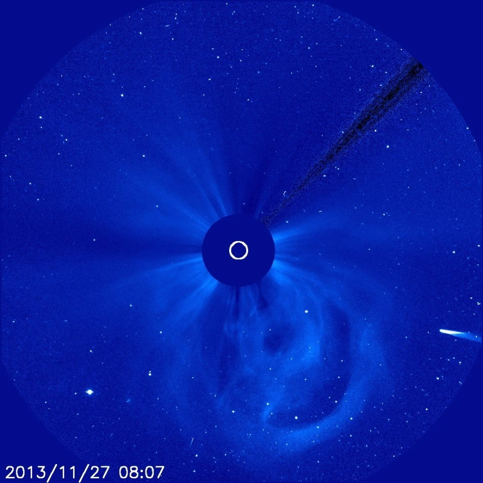 Koronagraf: ISON je u donjem desnom uglu, kreće se ka Suncu u središtu
