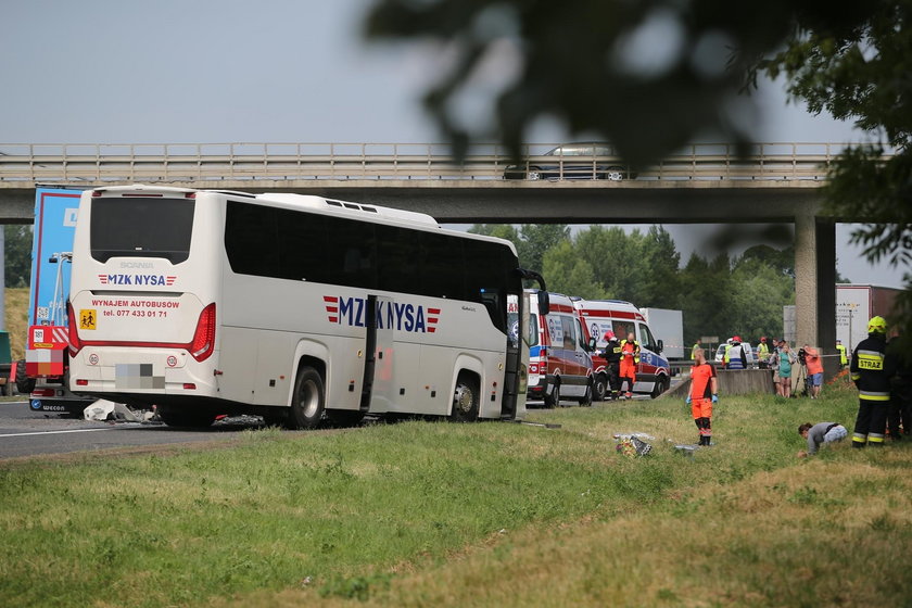 Autobus przewożący dzieci zderzył się z ciężarówką.