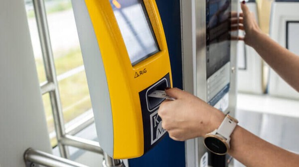 Poruszanie się po Krakowie nie musi być skomplikowane ani kosztowne. Wystarczy wykorzystać dostępne ulgi dla studentów i aplikację mobilną mKKM, aby z łatwością przemieszczać się po mieście.