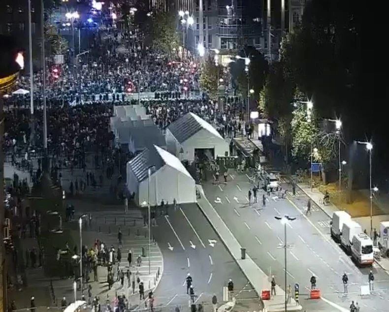 okupljanje ispred Skupštine