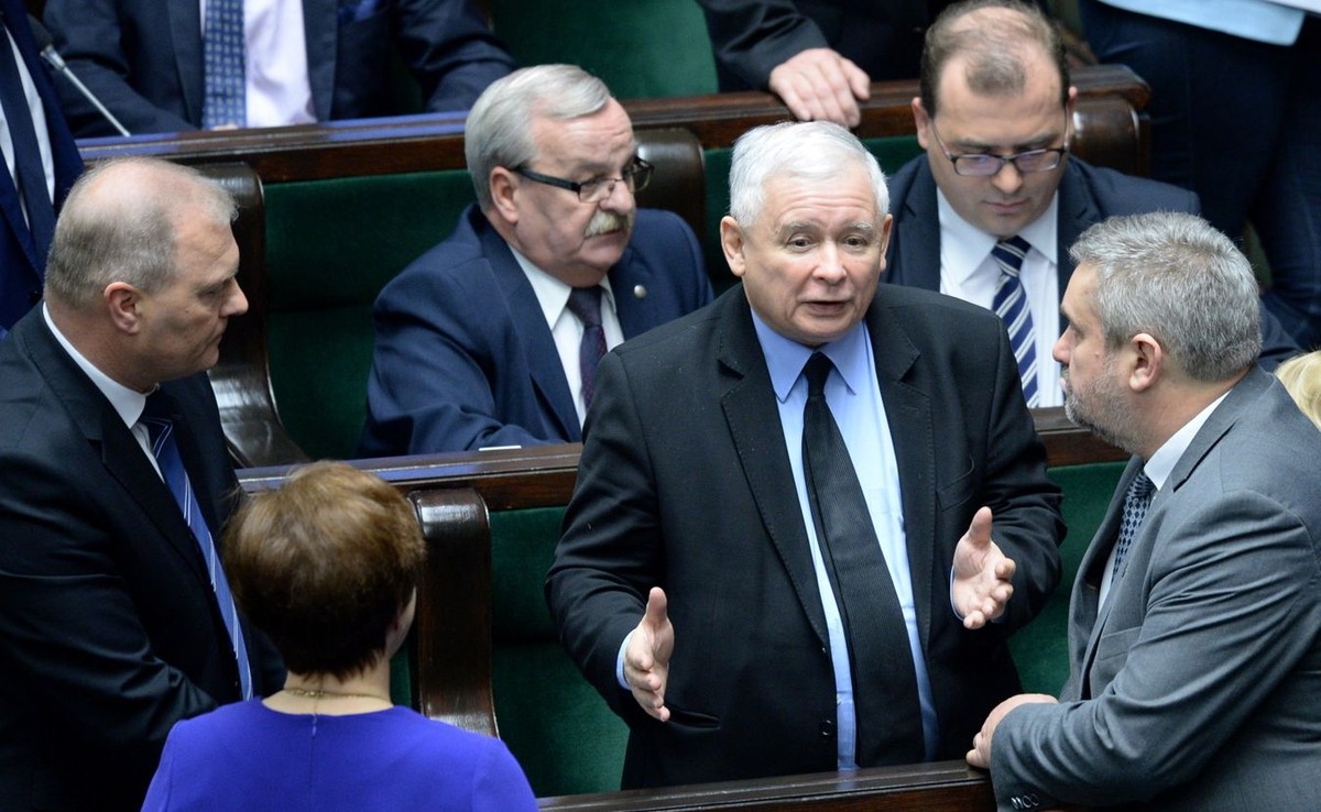 Jarosław Kaczyński i posłowie PiS